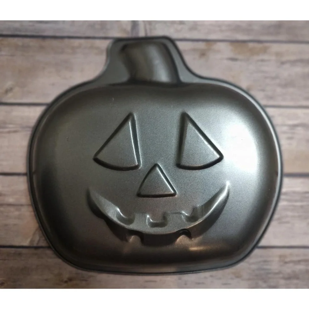 Halloween Cake Pan Pumpkin Shape Holiday Inspiration Jack O lantern  10x9x2